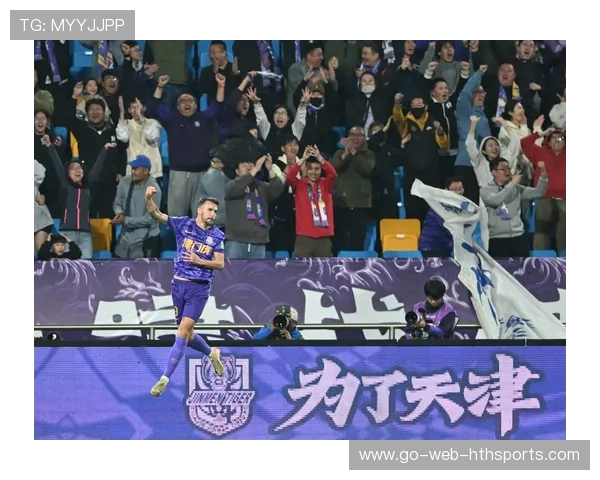 天津津门虎边路传中更准，中锋抢点连连顶正