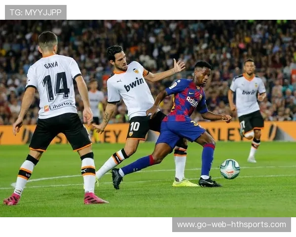 瓦伦西亚高强度逼抢拿到主动，拉斯帕拉竞技频繁失误：一场足球战术的较量